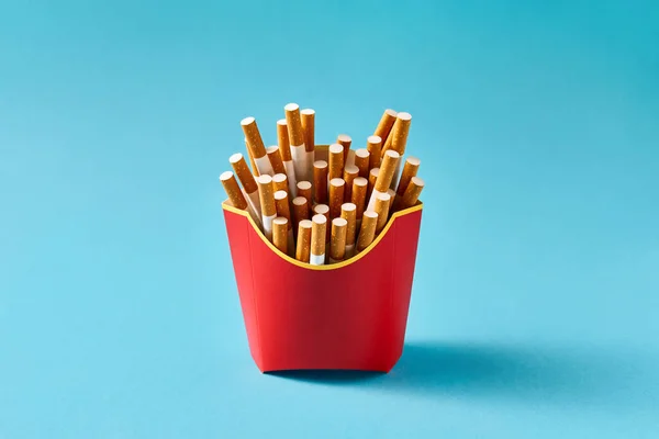 Muitos cigarros na caixa vermelha — Fotografia de Stock