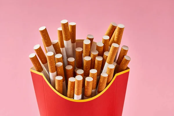 Många cigaretter i röd kartong — Stockfoto