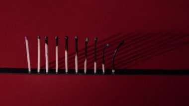 Kırmızı zemin üzerine yanmış matchsticks