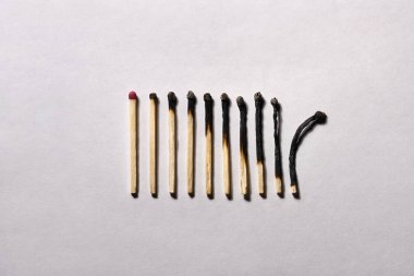 Studio arka plan üzerinde yanmış matchsticks