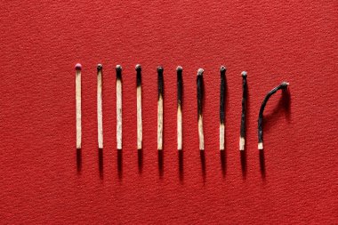 Studio arka plan üzerinde yanmış matchsticks