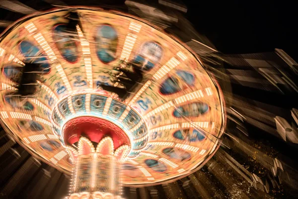 Retro karusell i nöjesparken. — Stockfoto
