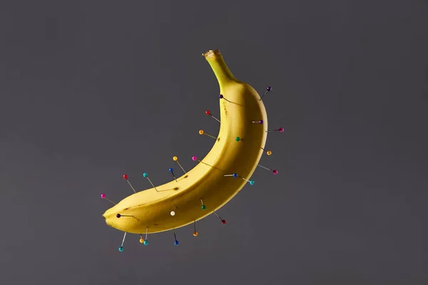 Plátano con alfileres coloridos —  Fotos de Stock