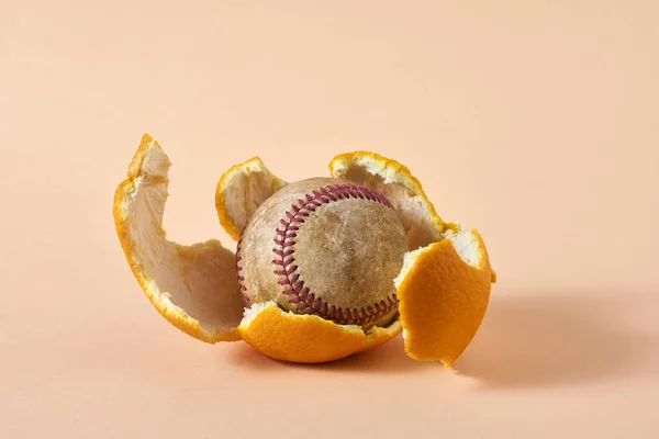 Бейсбольний м'яч лежить на цитрусових шкірках — стокове фото