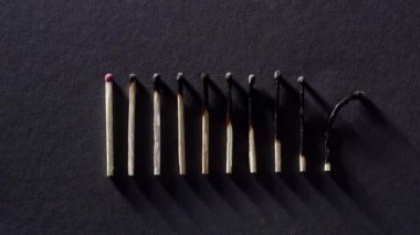 Gri arka plan üzerinde yanmış matchsticks