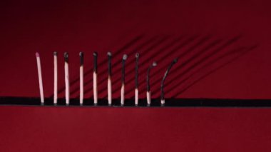 Kırmızı zemin üzerine yanmış matchsticks