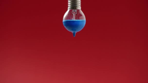 带蓝色漆的灯泡 — 图库视频影像