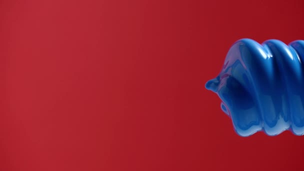 Bombilla con pintura azul — Vídeo de stock