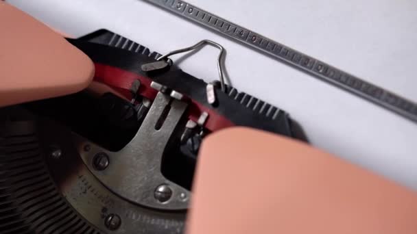Печать на ретро-машинке — стоковое видео