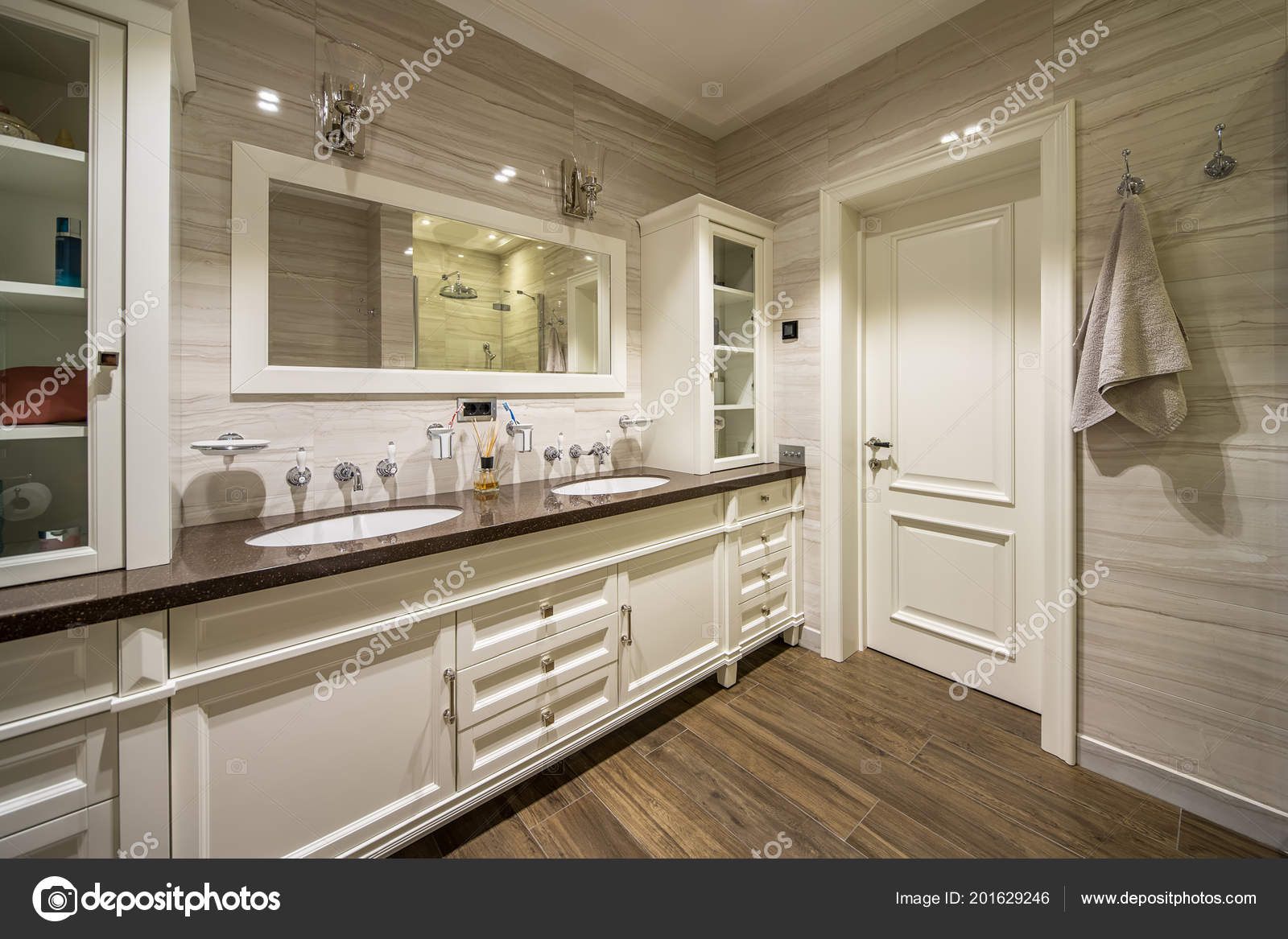 cuarto de baño en estilo clásico — Fotos de Stock © bezikus #201629246 cuarto de baño en estilo clásico — Fotos de Stock © bezikus #201629246