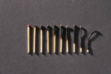 Studio arka plan üzerinde yanmış matchsticks