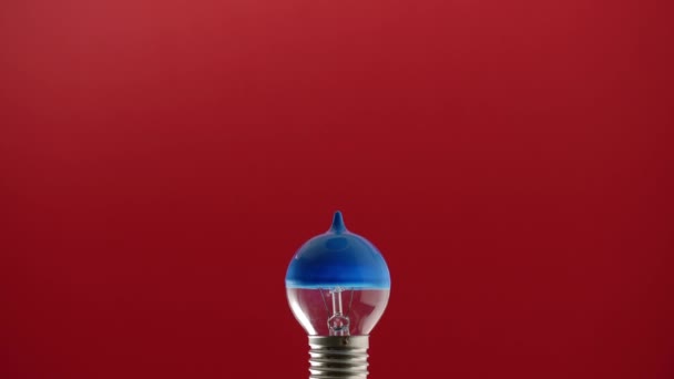 Žárovka s modrou barvou na něm — Stock video
