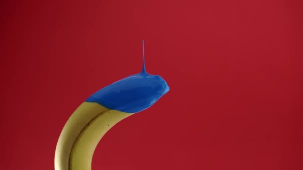 Banaan met blauwe verf op het — Stockvideo