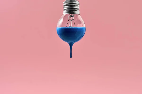 Lâmpada com tinta azul — Fotografia de Stock