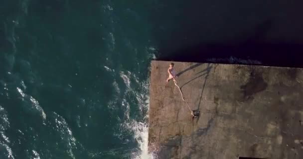 Дівчина позує на березі моря — стокове відео