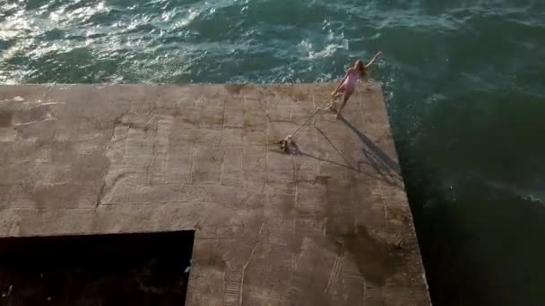 Menina posando em frente ao mar — Vídeo de Stock