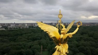 Berlin'de parlak zafer Anıtı