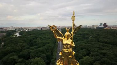 Berlin'de parlak zafer Anıtı