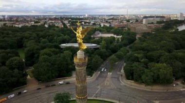 Berlin'de parlak zafer Anıtı