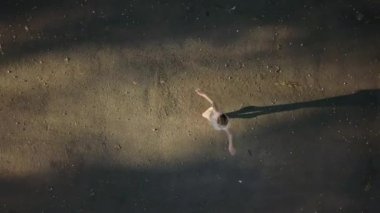 Güzel balerin açık havada dans