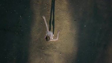 Güzel balerin açık havada dans