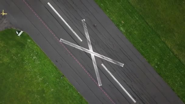 Воздушная запись взлетно-посадочной полосы — стоковое видео