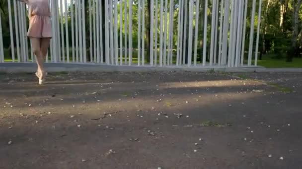 Jolie ballerine dansant en plein air — Video