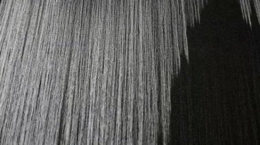 Karanlık su duvar ile akan su