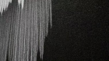 Karanlık su duvar ile akan su