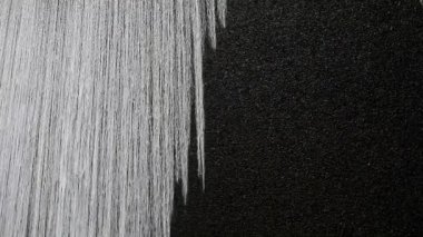 Karanlık su duvar ile akan su