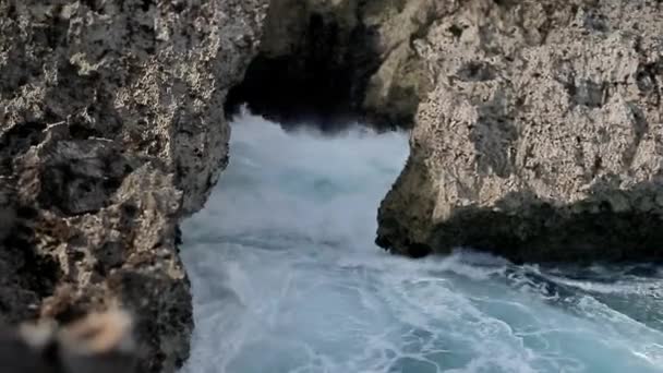 Paisagem costeira com onda do mar — Vídeo de Stock