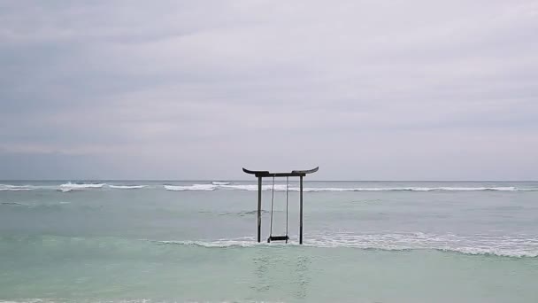 Swing in zeewater — Stockvideo