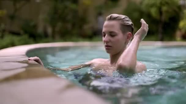 Menina loira na piscina — Vídeo de Stock