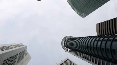 Üst kısımları gökdelenler ve gökyüzü