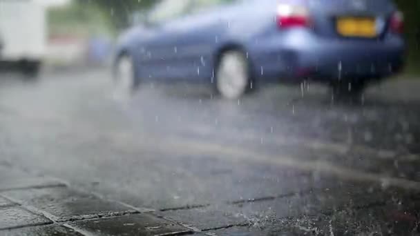 Trafik under regn — Stockvideo
