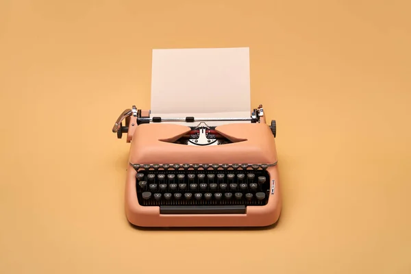 Retro máquina de escrever em estúdio — Fotografia de Stock