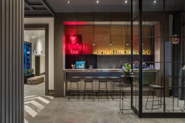 Otelin aydınlık bar