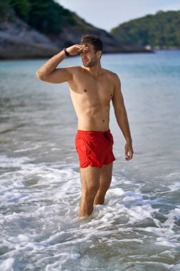 Yanık tenli adam sahilde