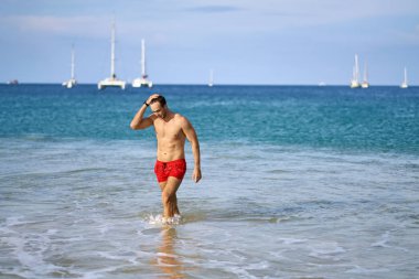 Yanık tenli adam sahilde