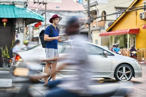 Viajero en la calle de la ciudad — Foto de Stock