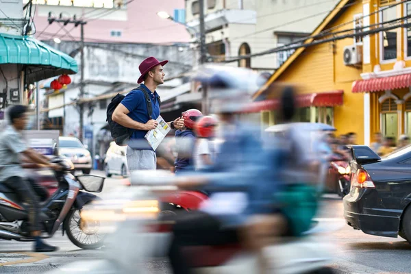 Viajero en la calle de la ciudad Imágenes De Stock Sin Royalties Gratis