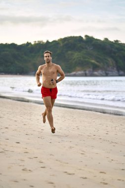 Sportif adam kumsalda çalışır