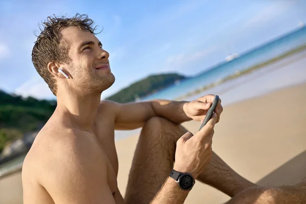 Tanned guy on beach — Stock Photo, Image