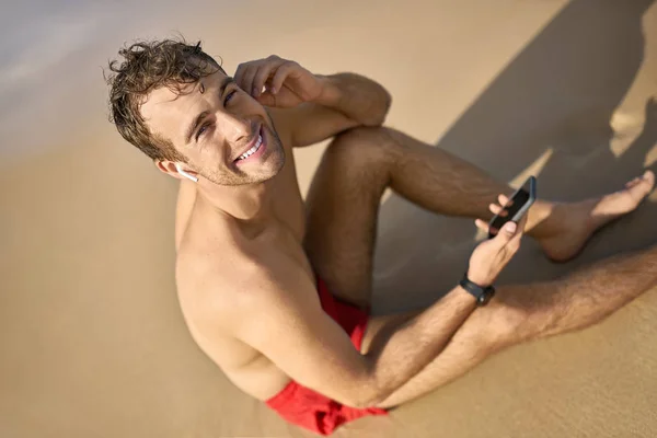Tanned guy on beach — Stock Photo, Image