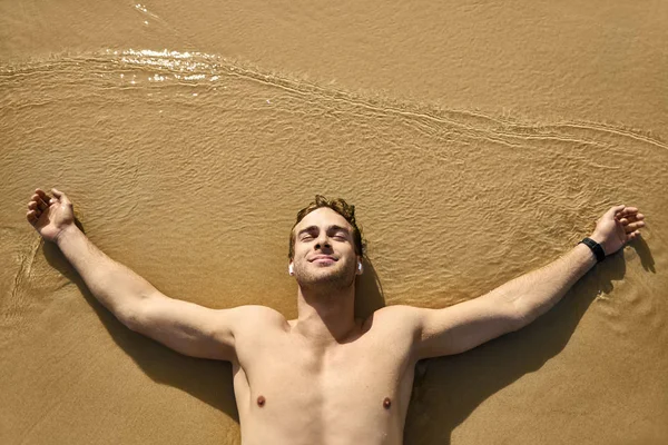Tanned guy on beach — Stock Photo, Image