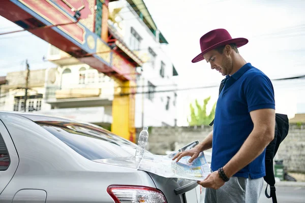 Traveler on asian city street. Daylight shooting. — Stock Photo, Image