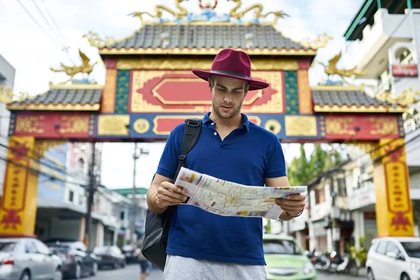 旅行者在亚洲城市街道。日光拍摄. — 图库照片