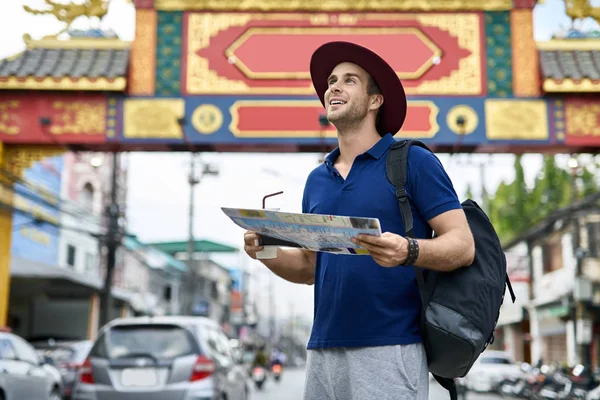 Resenär på Asiatisk stad gata. Dagsljus skytte. — Stockfoto