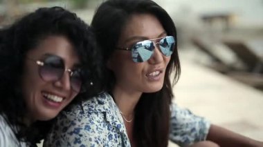 Kızlar kokteyller ile rahatlatıcı