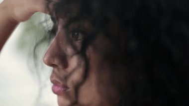 güzel kız açık havada poz